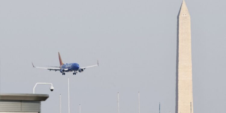 Mas de 300 funcionarios trabajan en el río Potomac en Washington DC recuperando cuerpos de víctimas de la tragedia aérea