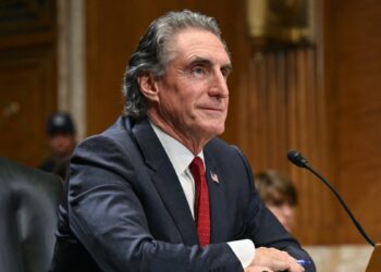 Doug Burgum es confirmado como secretario del Interior de Estados Unidos
