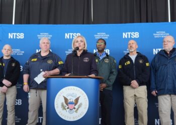 Informe sobre accidente aéreo en Washington se conocerá en un mes, aún no encuentran cajas negras