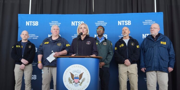 Informe sobre accidente aéreo en Washington se conocerá en un mes, aún no encuentran cajas negras