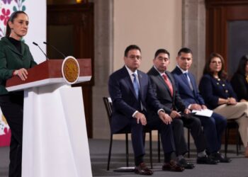 Presidenta de México dice que empresarios ofrecerán 35.000 empleos para deportados