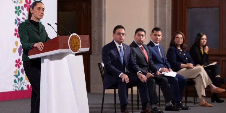 Presidenta de México dice que empresarios ofrecerán 35.000 empleos para deportados