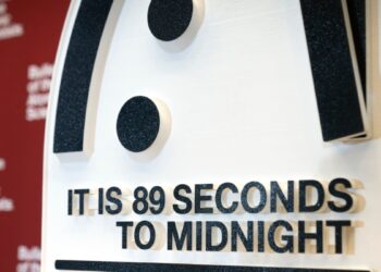 Científicos atómicos ajustan el «Reloj del Juicio Final» más cerca que nunca de la medianoche
