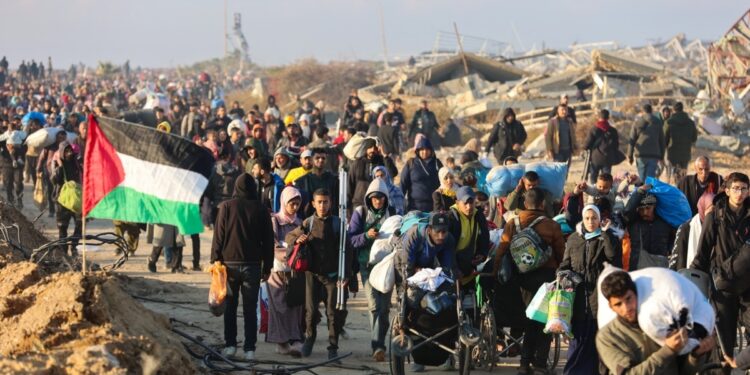 Palestinos regresan a la ciudad de Gaza en medio de alto el fuego entre Israel y Hamás