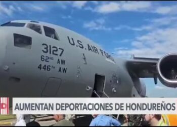 Honduras recibe primer vuelo militar estadounidense con deportados