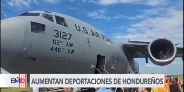 Honduras recibe primer vuelo militar estadounidense con deportados