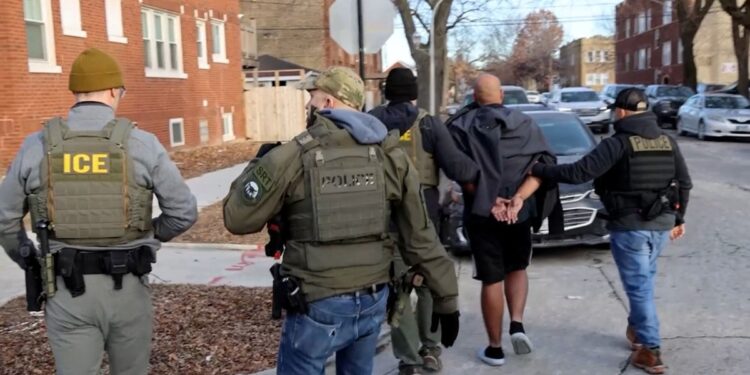 Agentes de inmigración de EEUU dicen que «los peores van primero», pero ya no hay «pase libre»