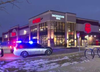 Tiroteo en tienda de Indiana deja 3 muertos, incluido el sospechoso, y 2 policías heridos
