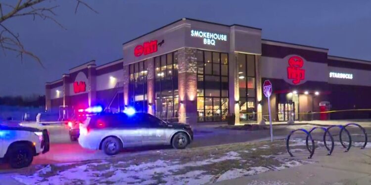 Tiroteo en tienda de Indiana deja 3 muertos, incluido el sospechoso, y 2 policías heridos