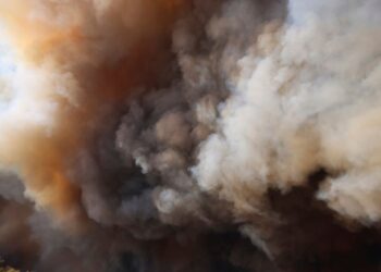 Ordenan evacuaciones por nuevo incendio que amenaza casas en montañas al norte de Los Ángeles