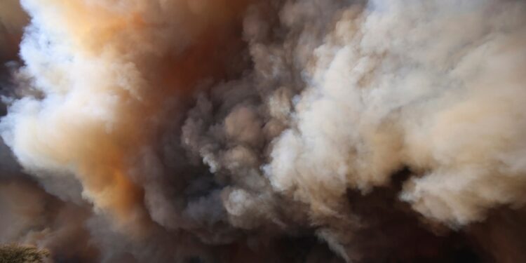 Ordenan evacuaciones por nuevo incendio que amenaza casas en montañas al norte de Los Ángeles