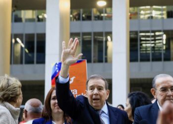 Venezolano Edmundo González llega a Ecuador como parte de una gira