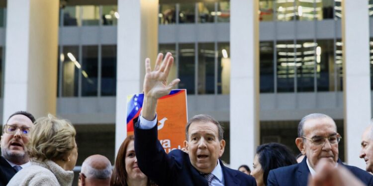 Venezolano Edmundo González llega a Ecuador como parte de una gira