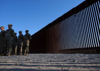 Soldados de EE.UU. llegan a Texas y California para reforzar seguridad fronteriza