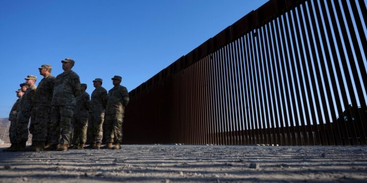 Soldados de EE.UU. llegan a Texas y California para reforzar seguridad fronteriza