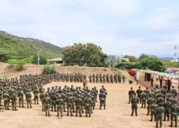 65 disidentes de las antiguas FARC se desmovilizan tras choques con guerrilla del ELN