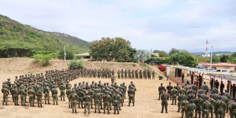 65 disidentes de las antiguas FARC se desmovilizan tras choques con guerrilla del ELN