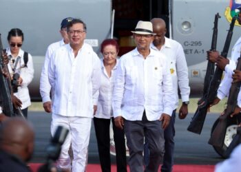 Presidente de Colombia visita el sur de Haití mientras aumenta la violencia en ambos países