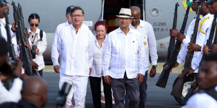 Presidente de Colombia visita el sur de Haití mientras aumenta la violencia en ambos países
