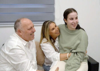 Los ocho rehenes liberados en Gaza ya están en territorio israelí