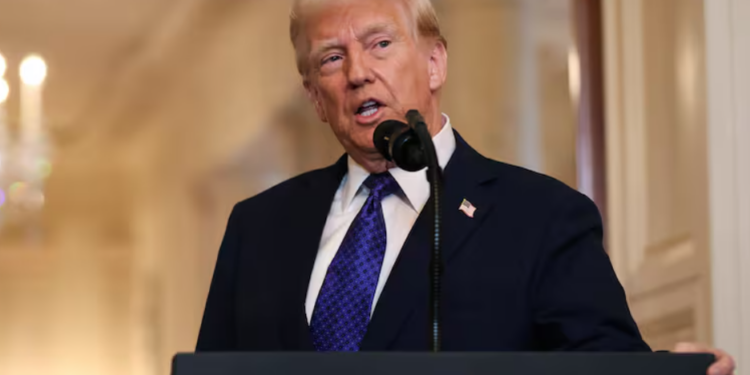 Trump anuncia que ordenará al Pentágono preparar 30 mil camas para migrantes en Guantánamo