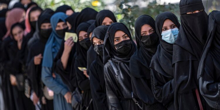 Los talibanes aceptan con condiciones permitir que niñas afganas estudien en Pakistán