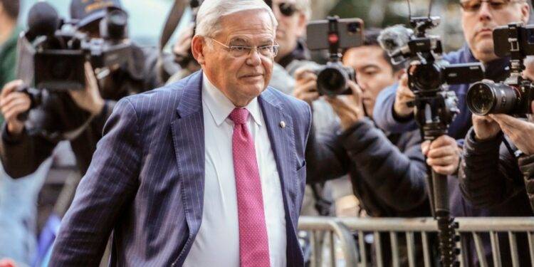 Exsenador estadounidense Bob Menéndez será condenado por caso de soborno con lingotes de oro