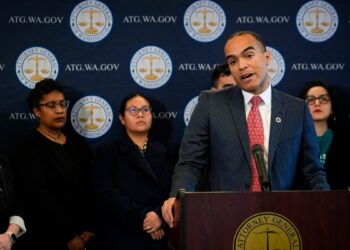 Juez bloquea temporalmente orden de Trump de cancelar la ciudadanía por nacimiento