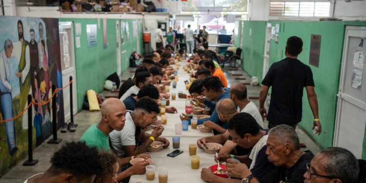 Congelamiento de ayuda exterior de Trump diezma a grupos de ayuda a migrantes en Latinoamérica