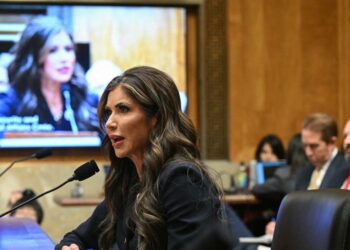 Senado confirma a Kristi Noem como secretaria de Seguridad Nacional, cargo clave para frenar inmigración ilegal