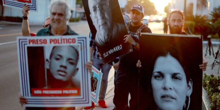 Rehenes del régimen castrista