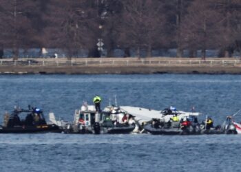 Se reanudan esfuerzos para recuperar restos de las aeronaves implicadas en accidente aéreo de Washington, el peor en más de dos décadas