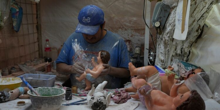 Viene el día de la Candelaria y el Niño Dios colma los puestos de reparación artesanal en México