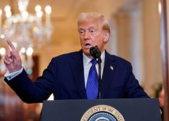 Trump firma decreto para albergar a migrantes en la base militar de EEUU en la bahía de Guantánamo, Cuba