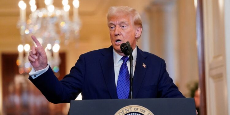 Trump firma decreto para albergar a migrantes en la base militar de EEUU en la bahía de Guantánamo, Cuba