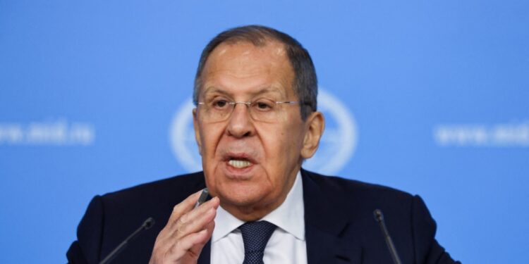 Jefe de la diplomacia rusa repite narrativas desacreditadas sobre la guerra en Ucrania y la OTAN