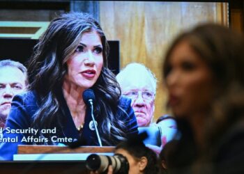 Senado de EEUU confirma a Kristi Noem como secretaria de Seguridad Nacional