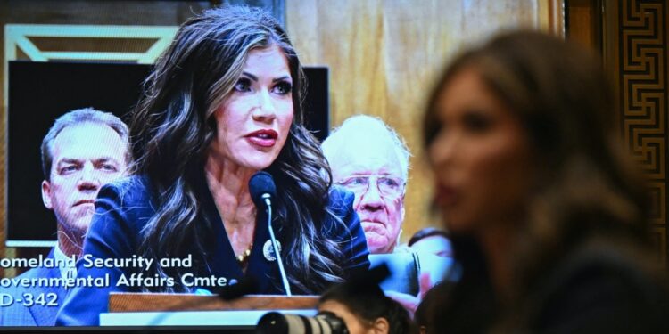Senado de EEUU confirma a Kristi Noem como secretaria de Seguridad Nacional
