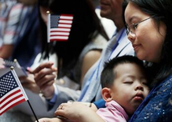 Aumenta debate sobre iniciativa de Trump de poner fin a la ciudadanía por derecho de nacimiento en EEUU