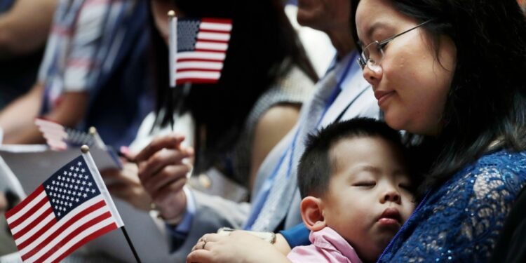 Aumenta debate sobre iniciativa de Trump de poner fin a la ciudadanía por derecho de nacimiento en EEUU