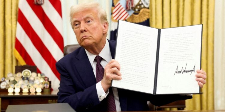 Trump ofrece a empleados federales una indemnización de siete meses de salario si renuncian