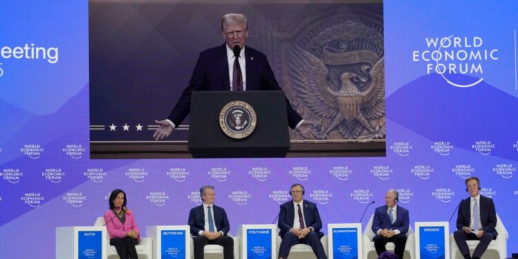 Trump pide a la élite de Davos que invierta en Estados Unidos o se enfrentará a aranceles
