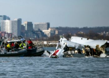 Continúan misión de recuperación e investigación de accidente aéreo en Washington