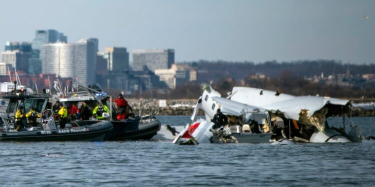 Continúan misión de recuperación e investigación de accidente aéreo en Washington
