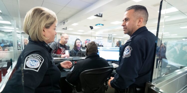 Las redadas migratorias dejan miles de arrestos a lo largo de territorio estadounidense
