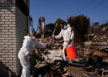Residentes evacuados esperan horas para volver a barrios quemados de LA