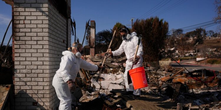 Residentes evacuados esperan horas para volver a barrios quemados de LA