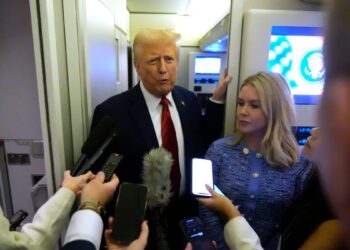 Proyecto 2025 incluye suspensión de programas anunciada por Trump