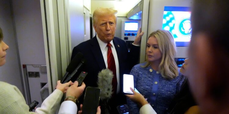 Proyecto 2025 incluye suspensión de programas anunciada por Trump