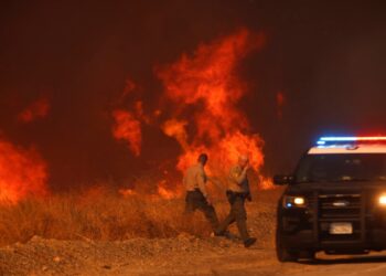 Fuegos y temperaturas congelantes son el contraste del clima en EEUU